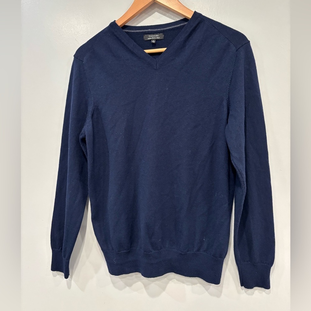 Tahari woman’s extra fine Merino wool sweater Navy blue neck Size L